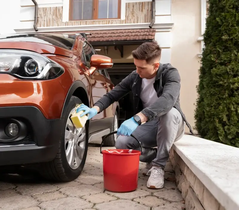 Lavage auto à domicile Lurcy-Lévis : professionnel intervenant sur un véhicule